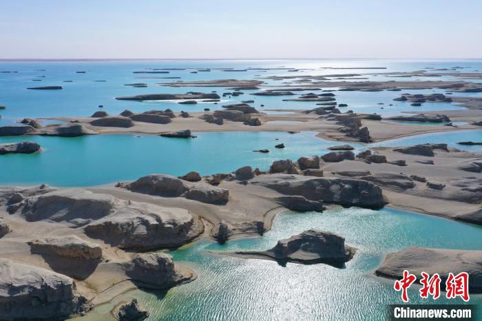 航拍青海大柴旦烏素特水上雅丹奇特景觀?！●R銘言 攝