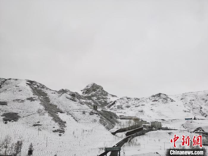 圖為青海省東南部的青沙山區(qū)域銀裝素裹?！?zhí)砀?攝