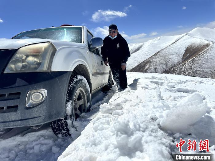 圖為生態(tài)管護人員準備在雪地推車。　丁巴達杰 攝