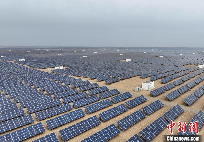 圖為航拍青海省海南藏族自治州共和縣塔拉灘光伏產(chǎn)業(yè)園?！∑钤鲚?攝