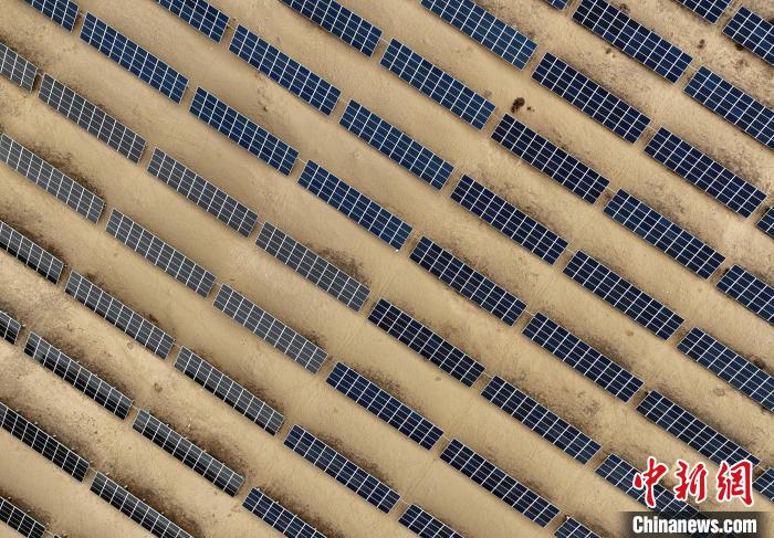 圖為航拍青海省海南藏族自治州共和縣塔拉灘光伏產(chǎn)業(yè)園。　祁增蓓 攝