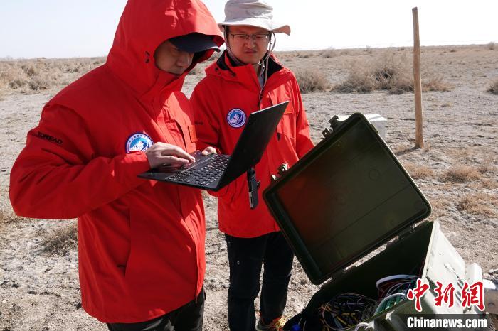 格爾木草地站，青藏科考隊(duì)員采集觀測(cè)數(shù)據(jù)?！?lt;a target='_blank' href='/'><p  align=