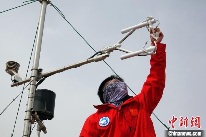 格爾木草地站，青藏科考隊(duì)員維護(hù)科研設(shè)備?！?lt;a target='_blank' href='/'><p  align=