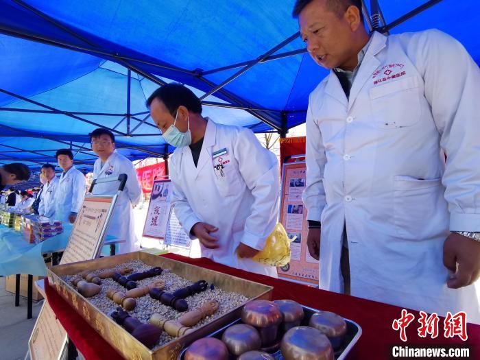 圖為青海省循化縣的國家級非遺項目尤闕療法的器械展示?！?zhí)砀?攝
