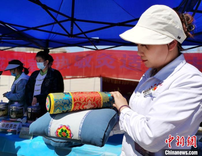 圖為青海省互助縣的中藥枕頭?！?zhí)砀?攝