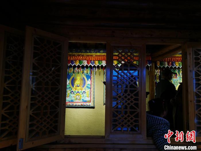 圖為作為展廳的古堡內(nèi)一座土木二層結(jié)構(gòu)“廊房式”建筑?！?zhí)砀?攝