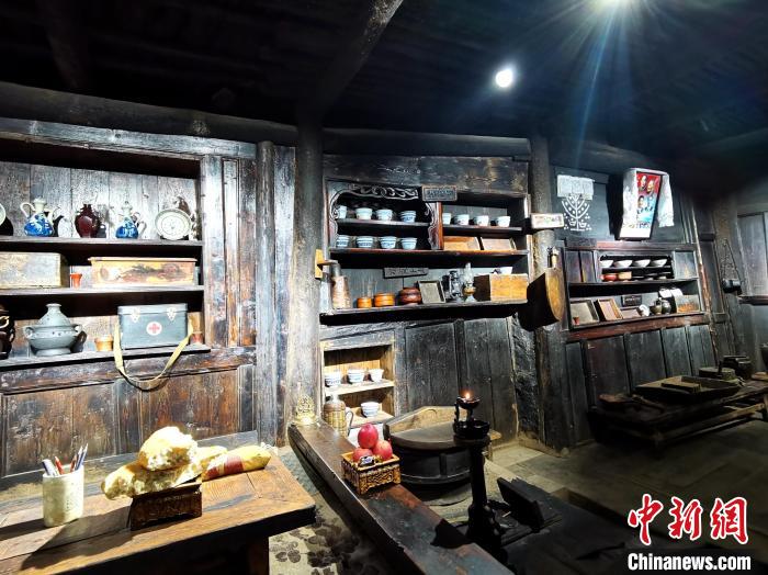 圖為古堡內(nèi)生活場(chǎng)景展示?！?zhí)砀?攝
