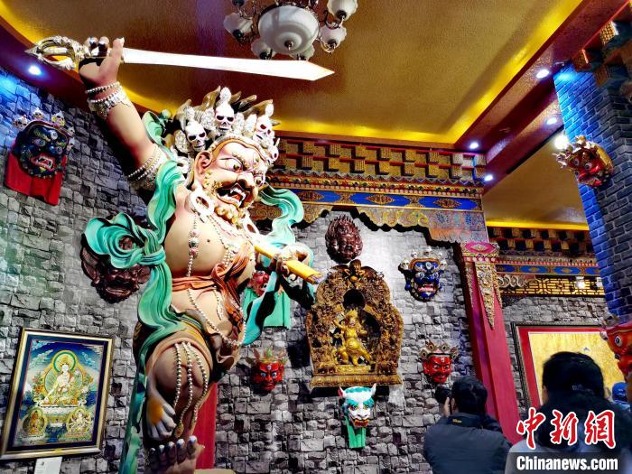 青?！敖鹕鹊亍睙嶝暎禾瓶?、泥塑璀璨奪目