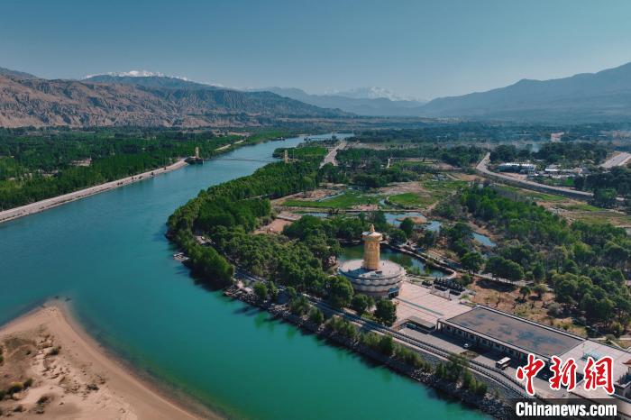 航拍青海貴德黃河岸畔綠意濃濃?！≮w凜松 攝