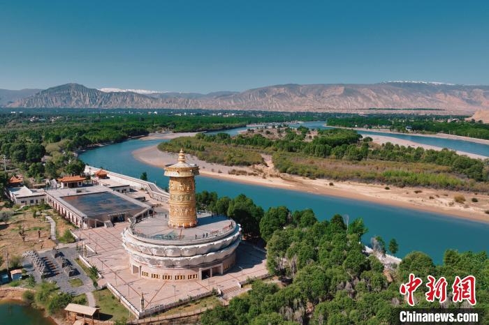 航拍青海貴德黃河岸畔綠意濃濃?！≮w凜松 攝