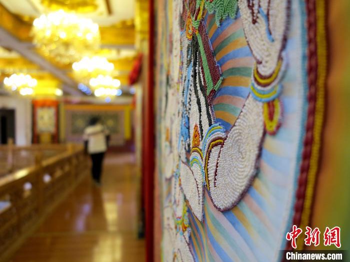 圖為黃南州同仁市熱貢龍樹畫苑內(nèi)的珍珠唐卡?！?zhí)砀?攝