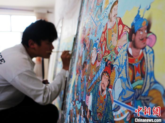 圖為熱貢龍樹畫苑內(nèi)的學(xué)徒繪畫唐卡?！?zhí)砀?攝