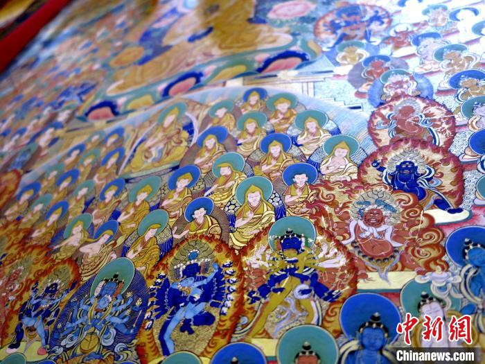圖為熱貢龍樹畫苑內(nèi)展覽的唐卡局部?！?zhí)砀?攝