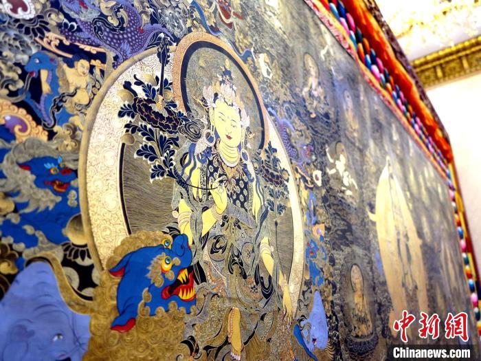 圖為熱貢龍樹畫苑內(nèi)的唐卡?！?zhí)砀?攝