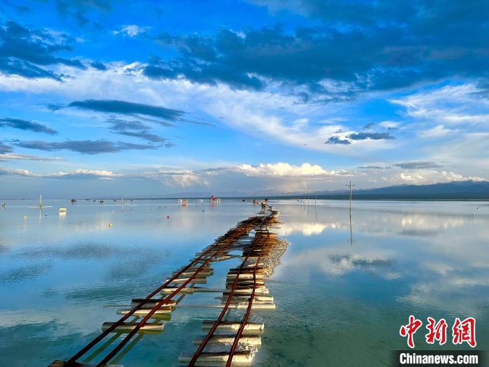 圖為茶卡鹽湖景區(qū)風(fēng)光?！⒀?攝