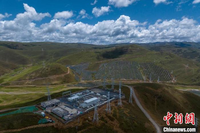 航拍建成投運的柯拉一期光伏電站升壓站?！⒅铱?攝