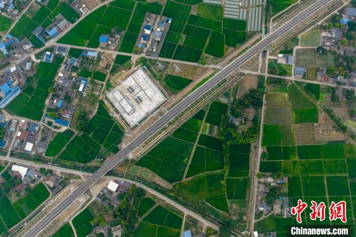 空中俯瞰綿竹牽引變電所和川青鐵路成黃段鐵路線?！⒅铱?攝