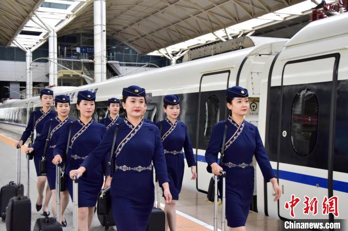 圖為青藏鐵路西格段“復(fù)興號”動車組乘務(wù)員新制服亮相?！|科力加 攝