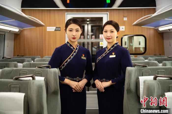 圖為整體色彩以“深藏青”為主調(diào)的西格段“復(fù)興號”動車組乘務(wù)員新制服?！±罾?攝