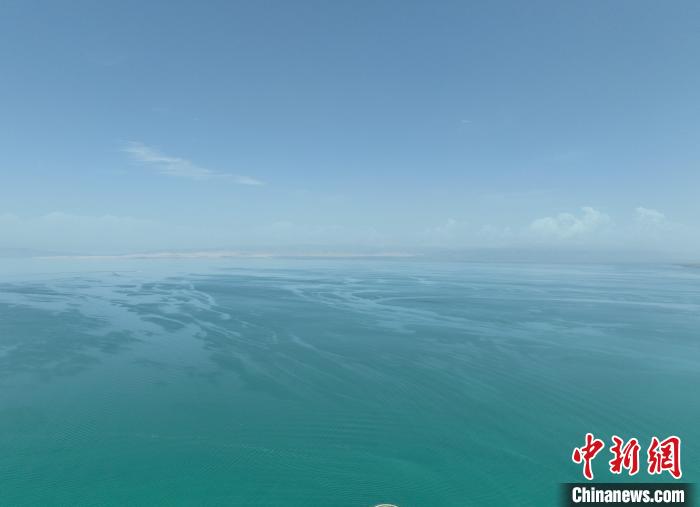 圖為航拍仲夏時(shí)節(jié)，青海湖水天一色?！∑钤鲚?攝