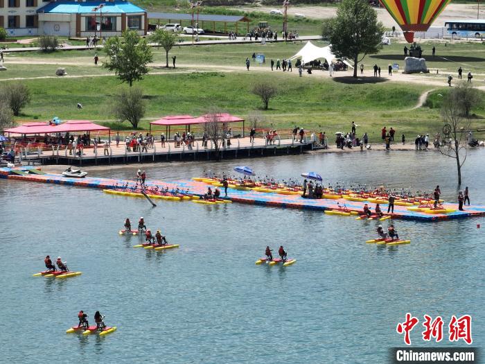 圖為航拍游客青海湖二郎劍景區(qū)體驗(yàn)娛樂項(xiàng)目?！∑钤鲚?攝