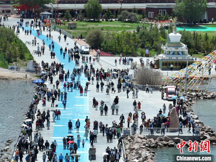 圖為航拍青海湖二郎劍景區(qū)游客眾多?！∑钤鲚?攝