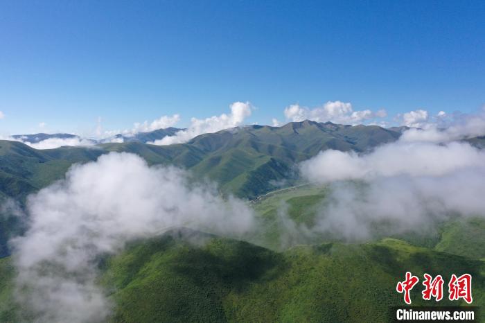 航拍賽來塘鎮(zhèn)山間云霧繚繞?！●R銘言 攝