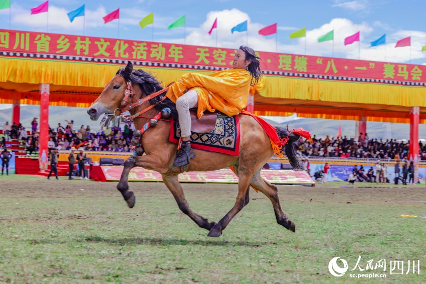 馬術(shù)表演現(xiàn)場。洛絨尼瑪攝