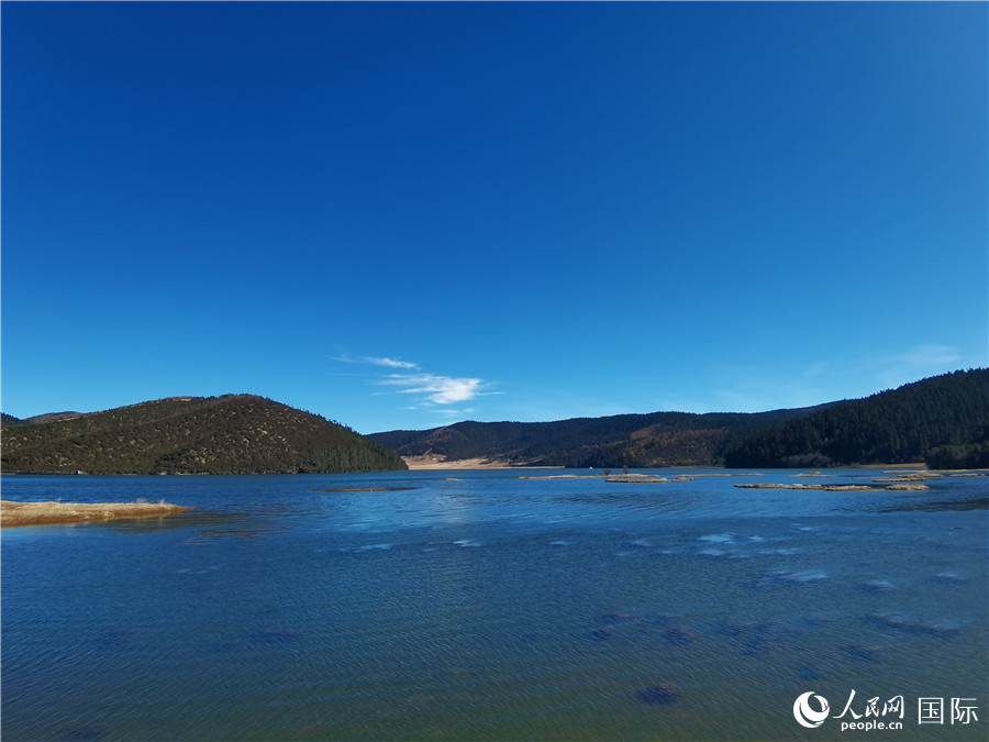 香格里拉國(guó)家公園景區(qū)內(nèi)，被譽(yù)為“高原仙子”的屬都湖。人民網(wǎng)記者 杜明明攝