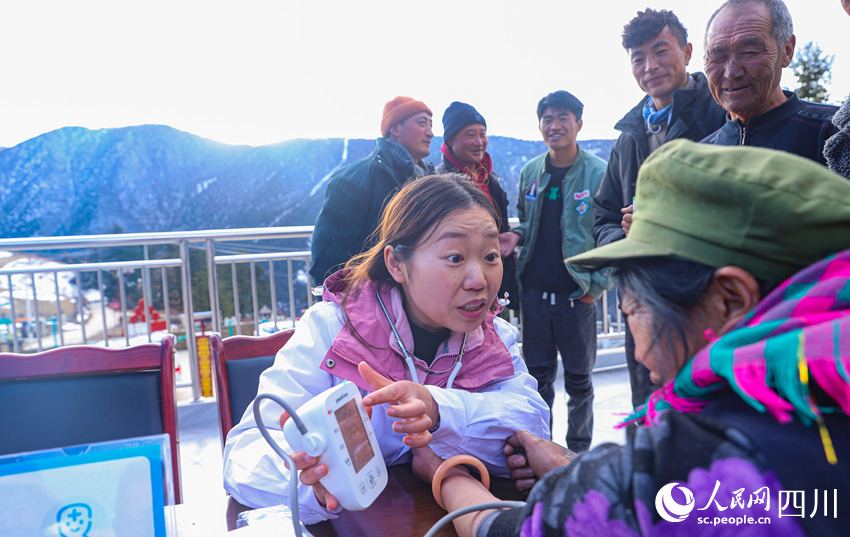幫扶醫(yī)療小分隊(duì)成員為村民義診。劉學(xué)懿攝
