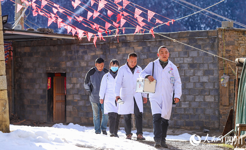 對(duì)口幫扶醫(yī)療小分隊(duì)行走在雪地里。劉學(xué)懿攝
