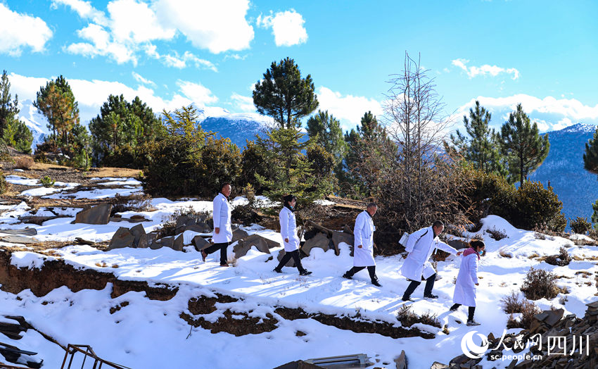 對(duì)口幫扶醫(yī)療小分隊(duì)行走在雪地里。劉學(xué)懿攝