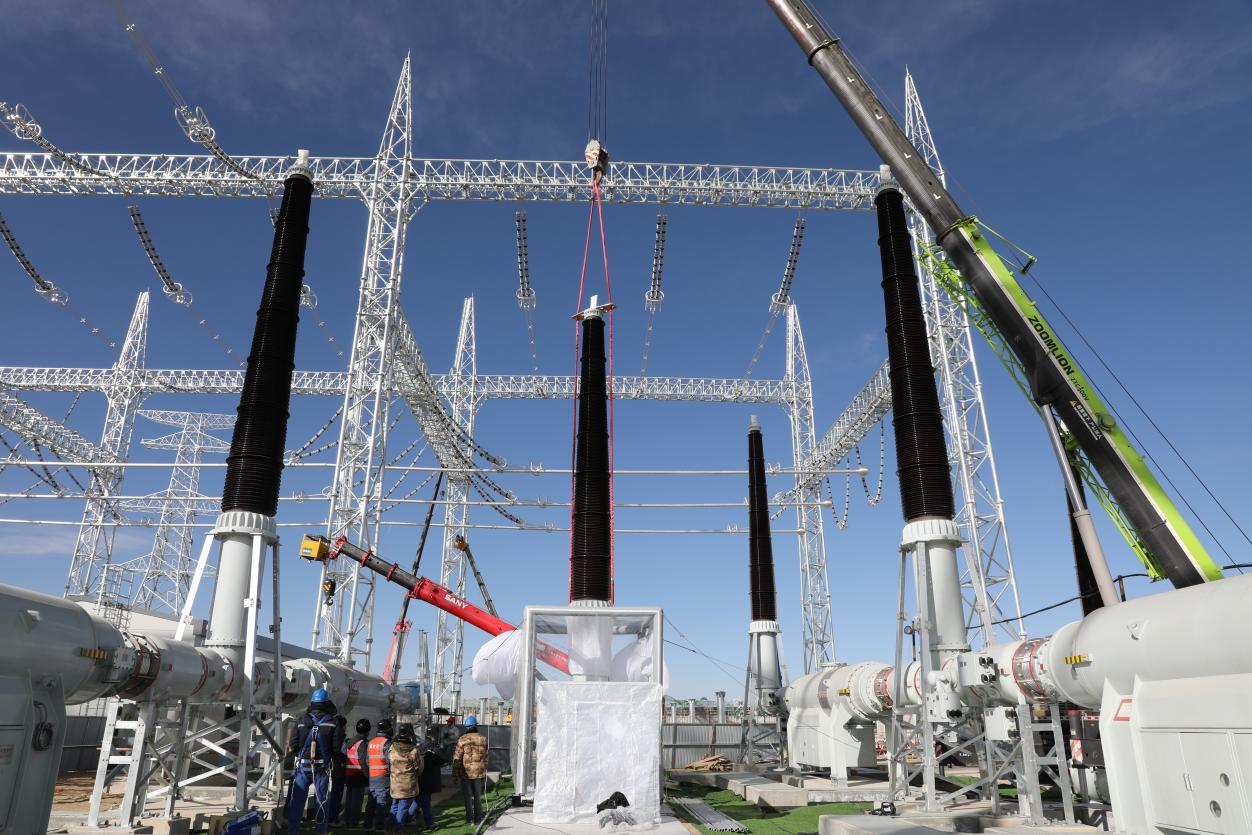 750千伏HGIS套管安裝工作。蒙珝攝