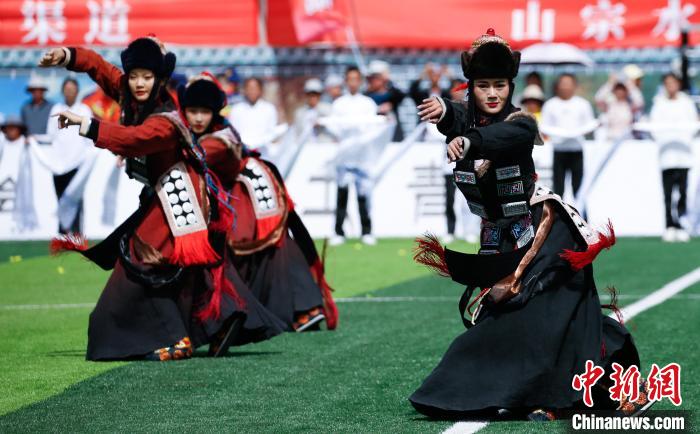 青海門源：國家級非遺華熱藏族服飾亮相“青超聯賽”