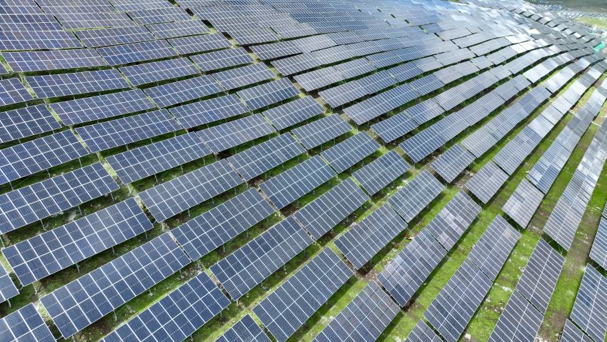 華電金川新能嘎斯都一期20萬千瓦光伏項目。金川縣融媒體中心供圖