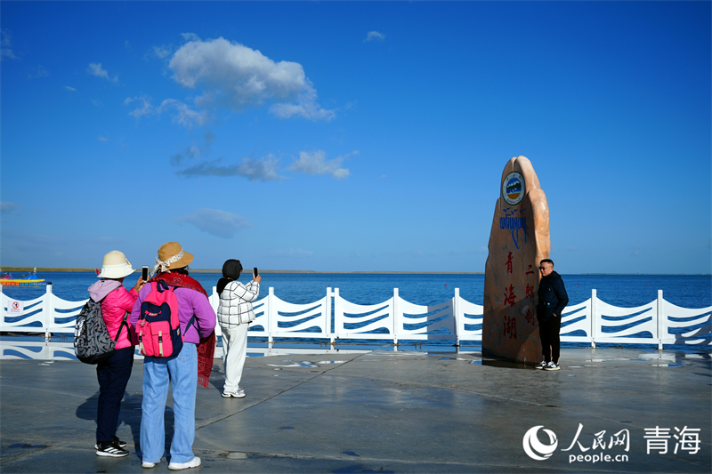 游客在青海湖二郎劍景區(qū)游玩。人民網(wǎng) 況玉攝