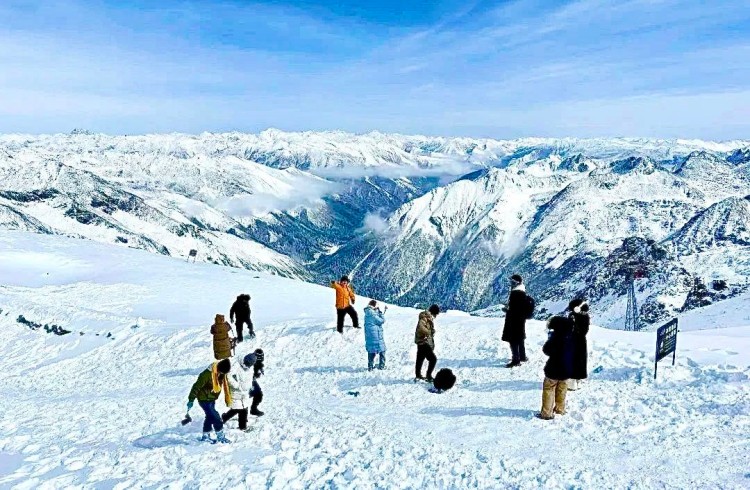 游客在達(dá)古冰川景區(qū)玩雪。黑水縣融媒體中心供圖