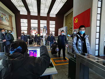 拉薩火車站工作人員對(duì)出站旅客進(jìn)行紅外線測(cè)溫。趙越拍攝.jpg