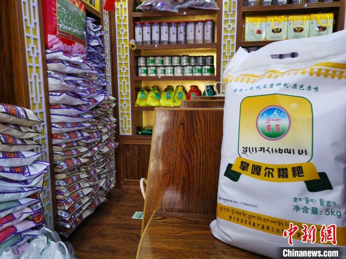 圖為洛桑旦增為自家青稞產(chǎn)品設(shè)計的商標(biāo)與特色包裝?！垈?攝