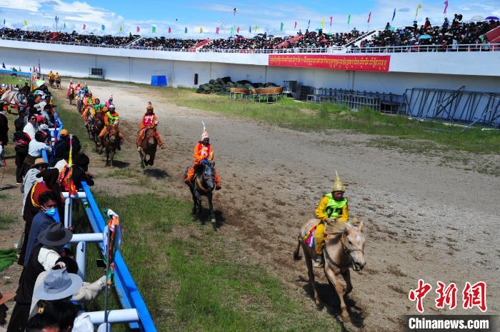圖為少年騎手騎乘沒有馬鞍的賽馬，靠雙腳夾住馬馳騁在跑道上。　張偉 攝