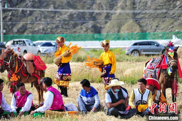 圖為等待登場的農(nóng)牧民演員。　張偉 攝