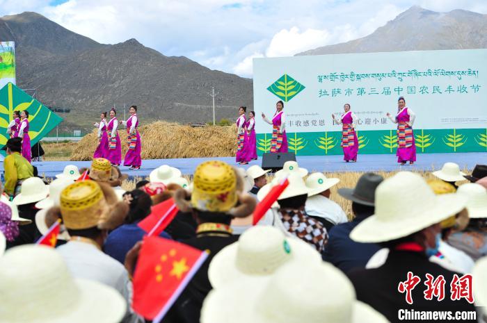 圖為農(nóng)牧民在欣賞文藝表演?！垈?攝