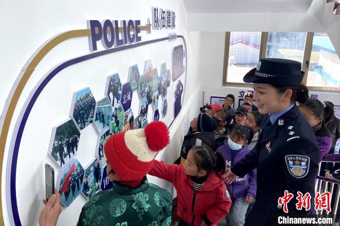 山南邊境管理支隊(duì)勒布邊境派出所舉行警營開放日活動(dòng)，邀請(qǐng)駐地民眾進(jìn)警營，了解民警工作生活?！∏f冀 攝