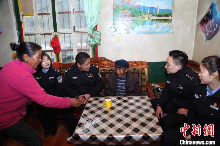 亞東出入境邊防檢查站民警走訪慰問轄區(qū)困難群眾?！堄陱?qiáng) 攝