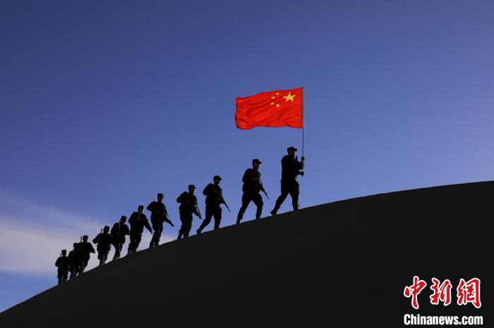 日喀則邊境管理支隊(duì)幾腳橋邊境檢查站民警在轄區(qū)開展巡邏工作。　龍小鳳 攝