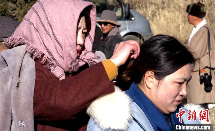 圖為1月13日，電影《雪域青春》群眾演員做拍攝準(zhǔn)備?！∝暽＠?攝