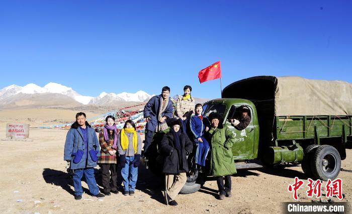 圖為電影《雪域青春》主創(chuàng)團(tuán)隊(duì)在西藏唐古拉山拍攝點(diǎn)。　攝制組供圖 攝
