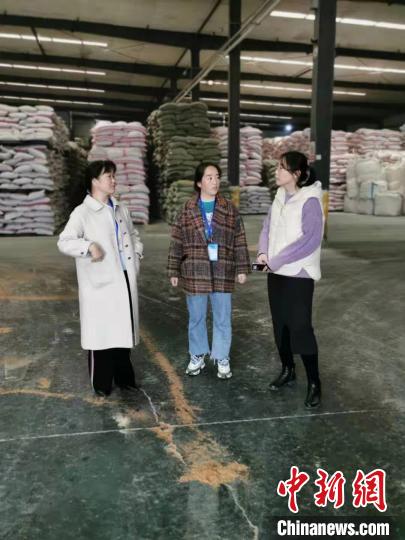 圖為次仁措姆(中)正在開(kāi)展街道工作。<a target='_blank' ><p  align=