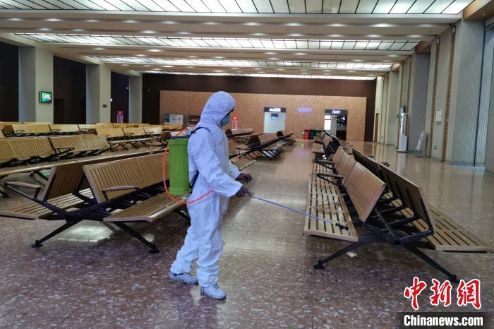 圖為拉薩車站工作人員在候車室進行消毒。　李海星 攝