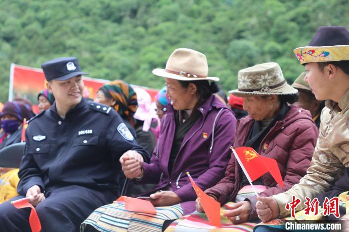 圖為李陽副所長(前排左一)與卓嘎、央宗姐妹共同參加愛國主義教育活動。　德吉 攝